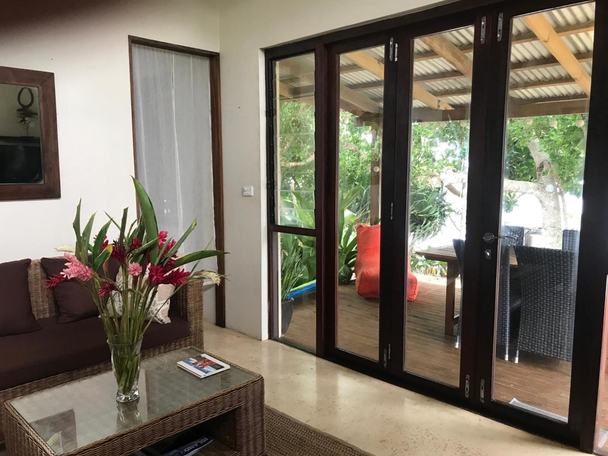 Whispering Palms - Absolute Beachfront Villas Port Vila Dış mekan fotoğraf
